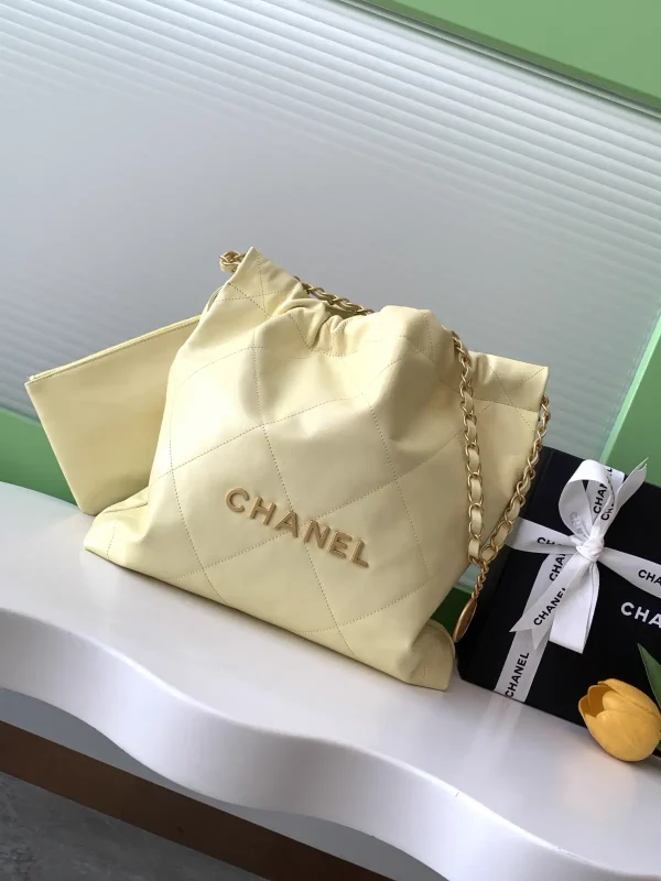 Chanel Quilted Chain Shoulder Bag image 1