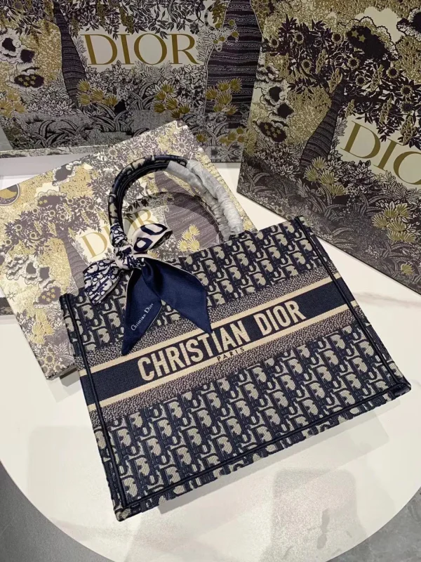 Dior Oblique Embroidered Tote Bag image 1