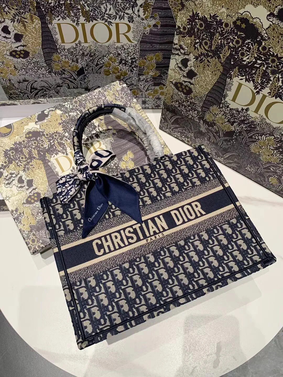 Dior Oblique Embroidered Tote Bag image 1