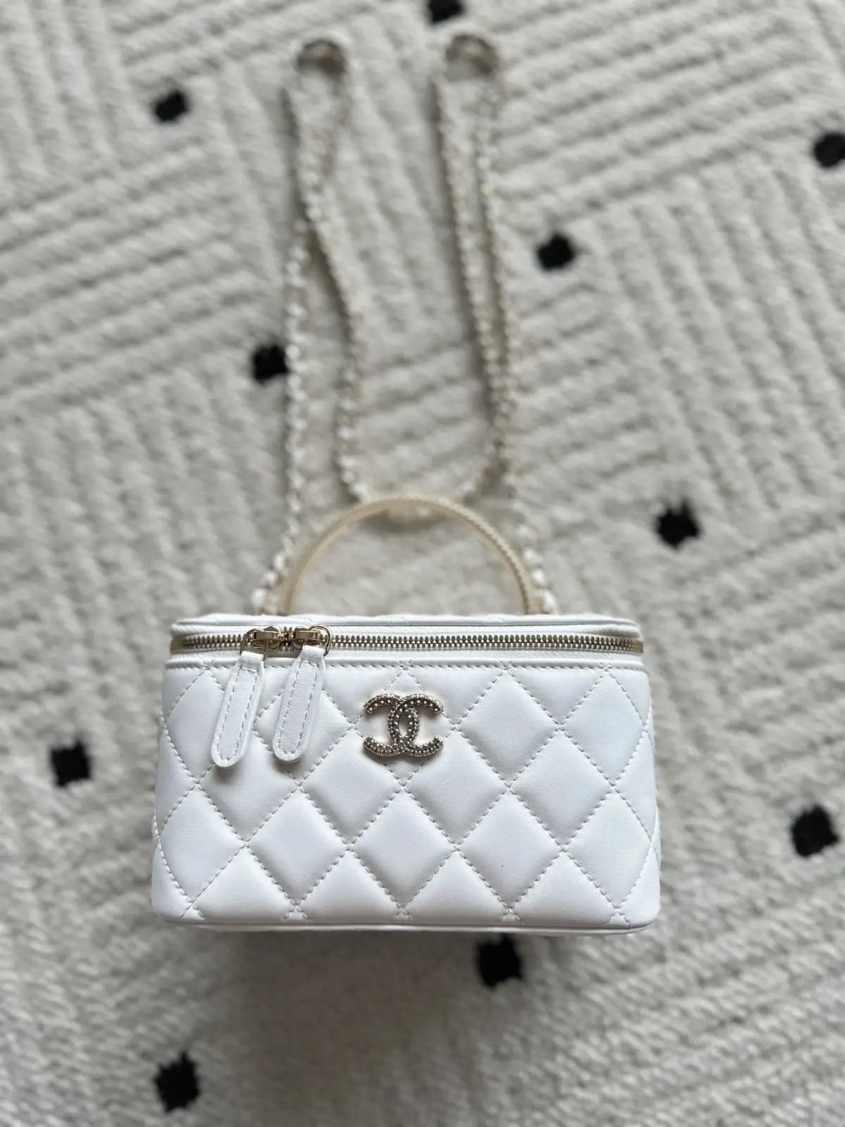 Chanel White Quilted Vanity Bag with Chain Strap image 1