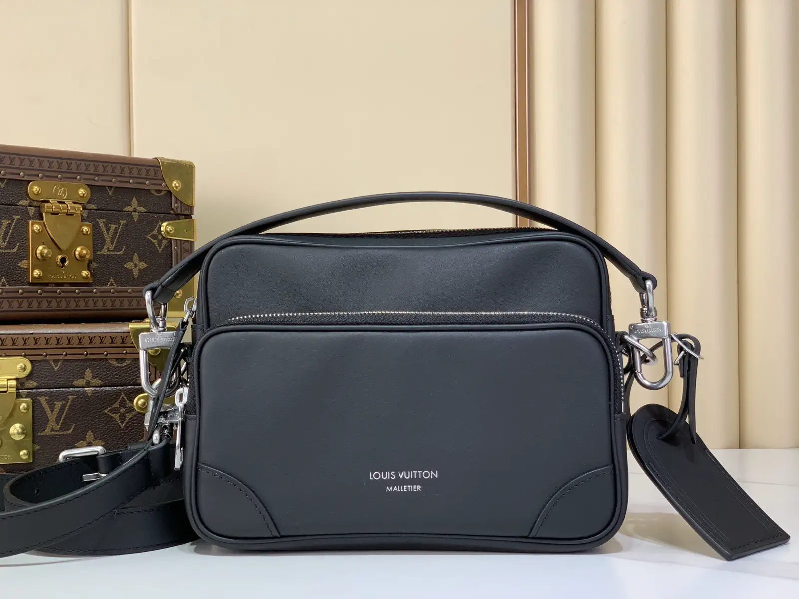 Louis Vuitton Black Crossbody Bag with Detachable Strap and Handle image 1