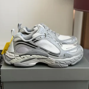 Balenciaga Unisex Chunky Sneakers image 1