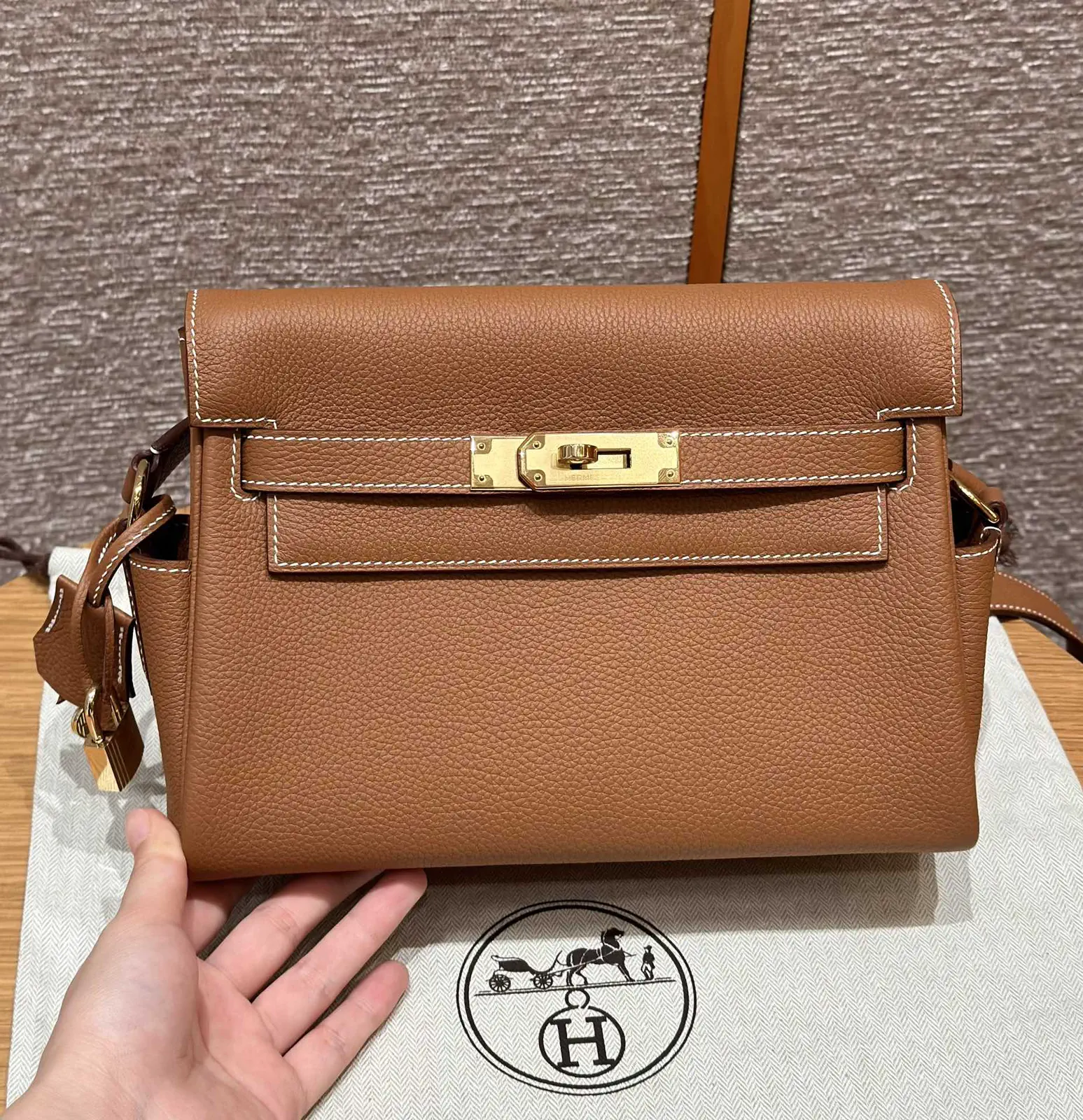 Hermès Gold Togo Leather Kelly Messenger Bag image 1