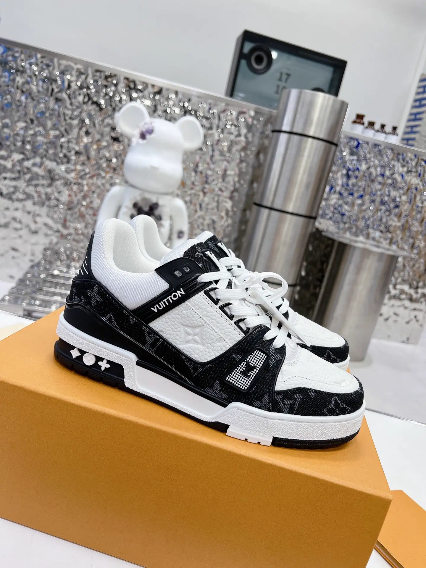 TRAINER Retro Basketball Sneakers image 1