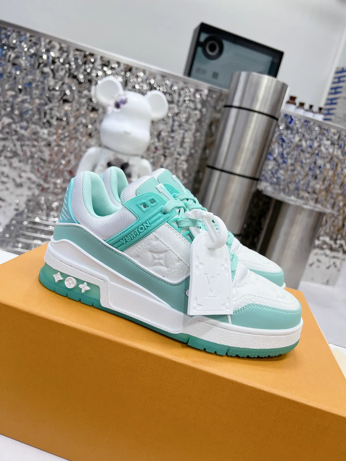 TRAINER Retro Basketball Sneakers image 1