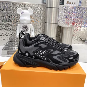 Louis V2022 Spring Summer LV Runner Tatic Sneakers image 1