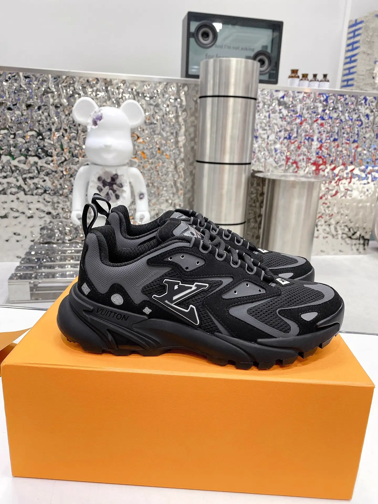Louis V2022 Spring Summer LV Runner Tatic Sneakers image 1