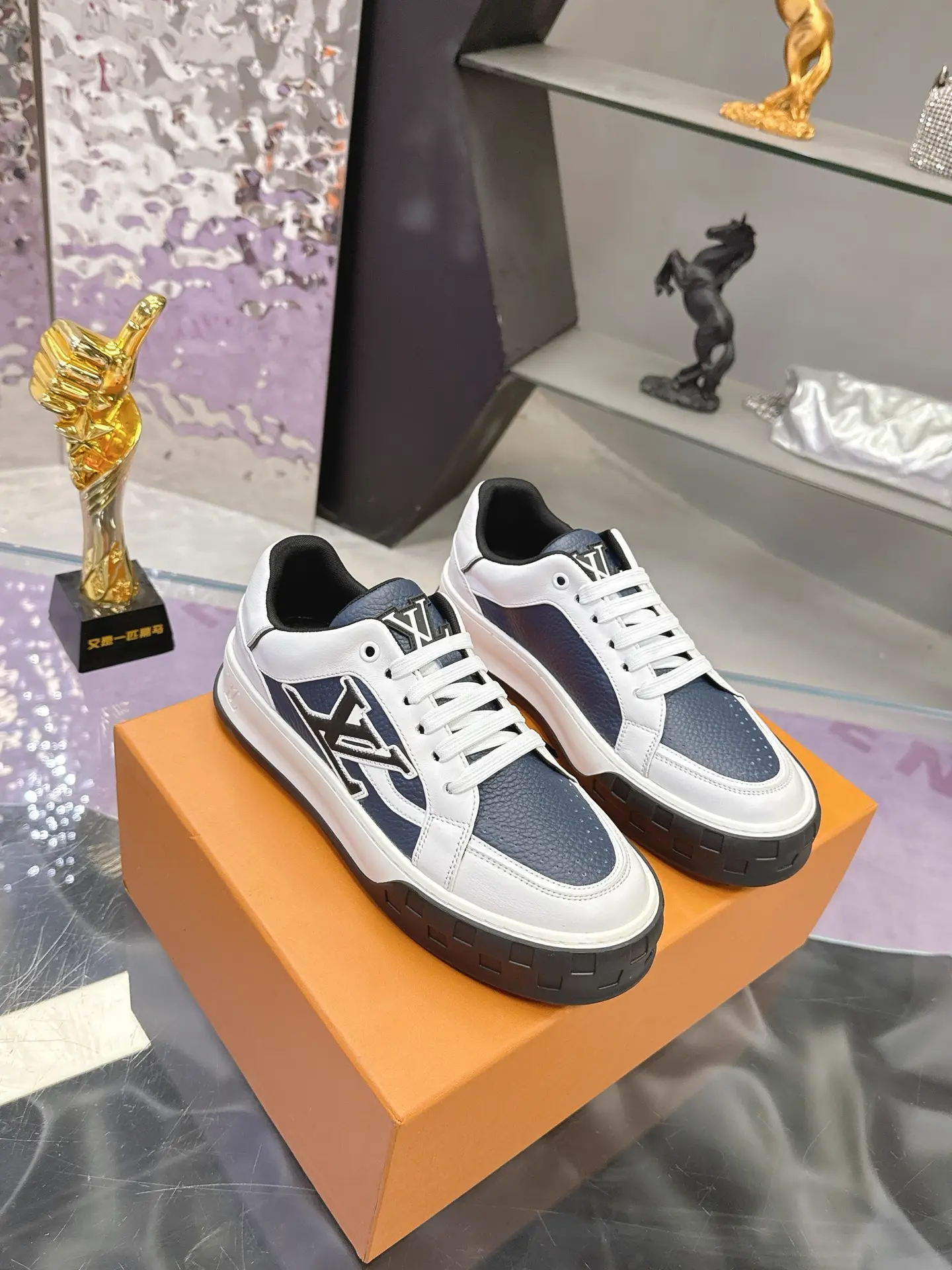 LV Classic Runway New Arrival image 1