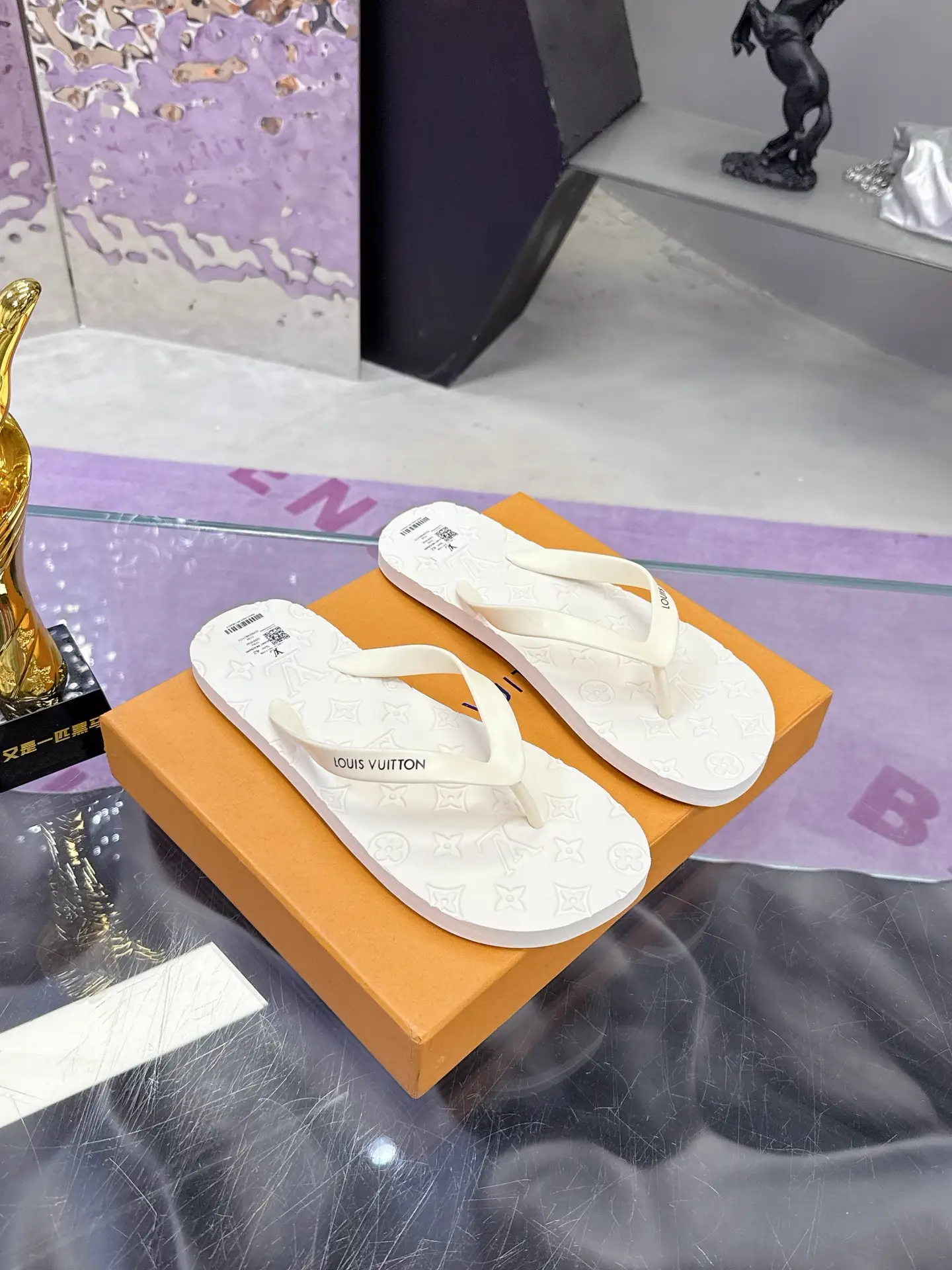 LV Louis Vuitton Men's Flip Flops Sandals image 1