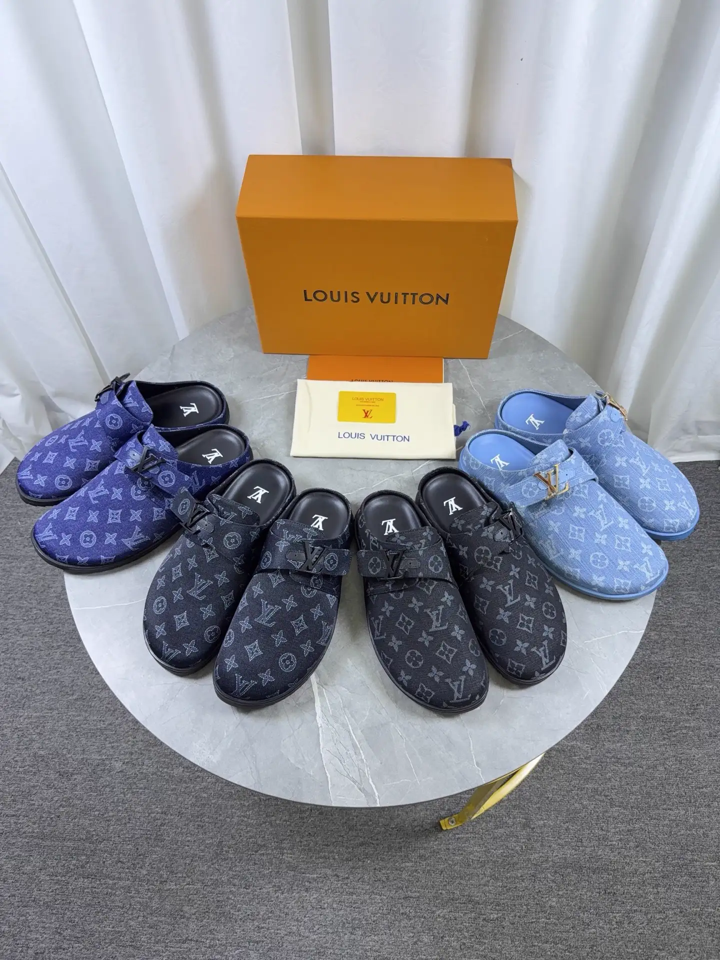 Half-Covered Slippers with Platform image 1