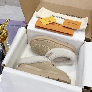 2025 Louis Vuitton Fall/Winter Runway Wool-Lined Furry Slide Snow Boots image 1