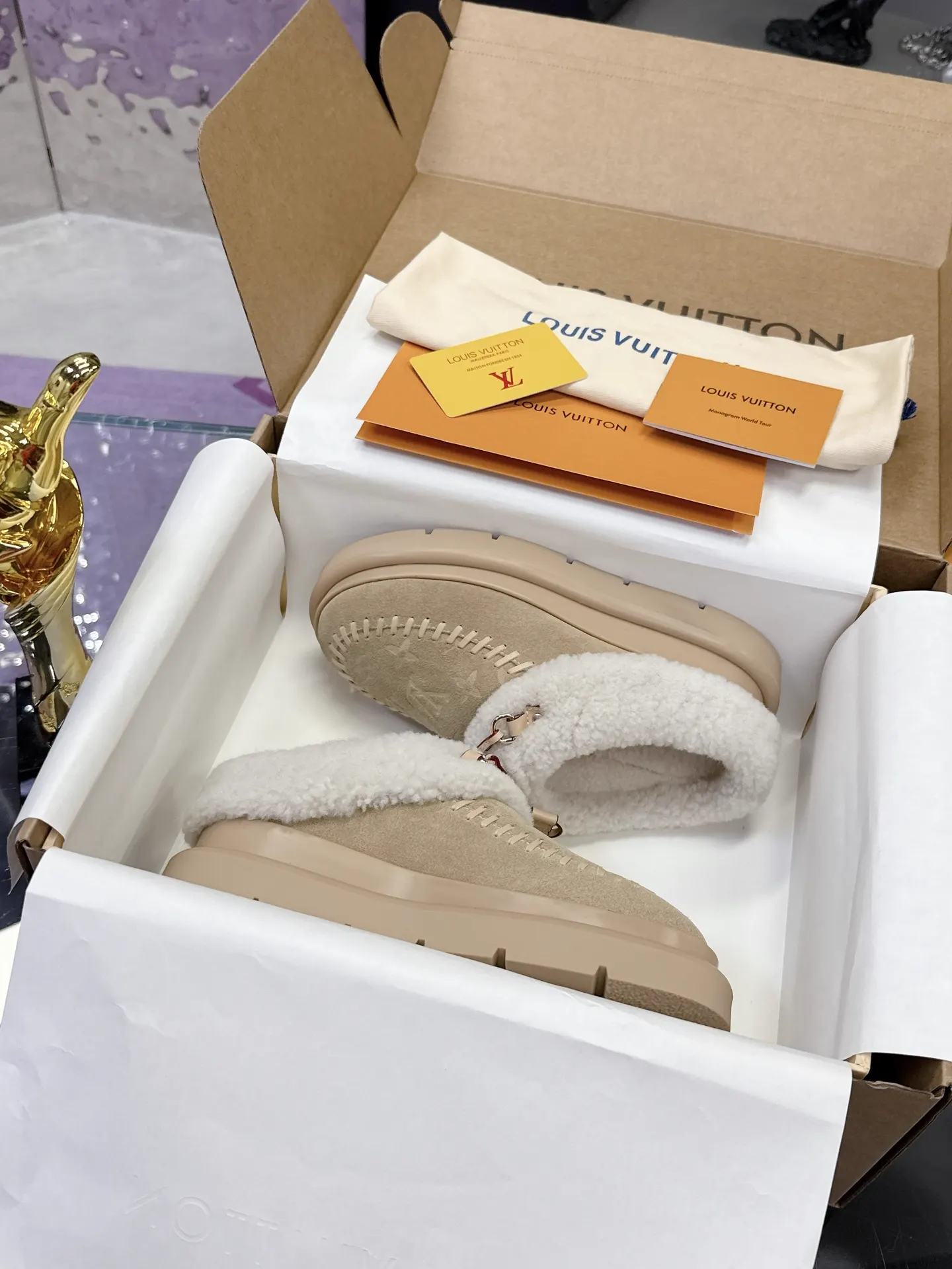 2025 Louis Vuitton Fall/Winter Runway Wool-Lined Furry Slide Snow Boots image 1