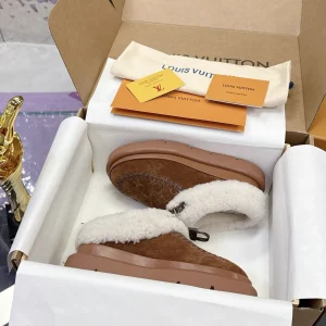 2025 Louis Vuitton Fall/Winter Runway Fur Slides Snow Boots image 1