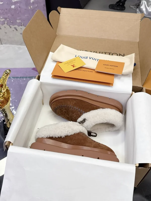 2025 Louis Vuitton Fall/Winter Runway Fur Slides Snow Boots image 1