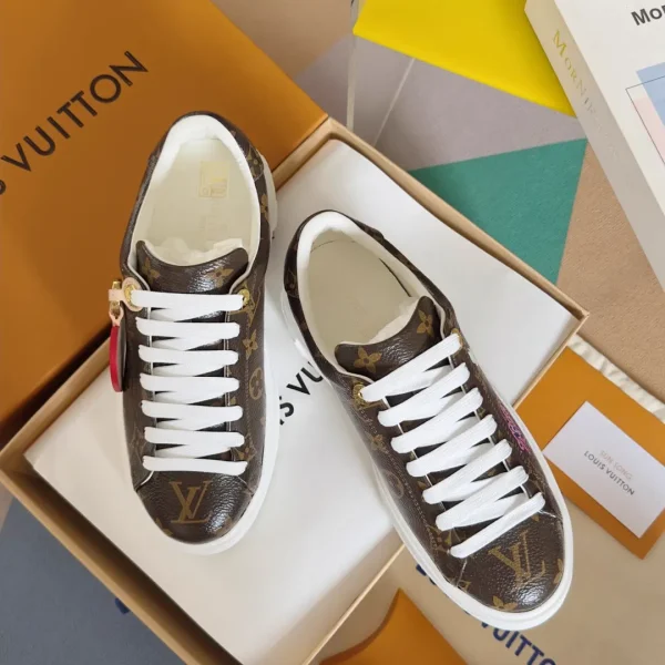 Women's Time Out Embossed Pendant Casual White Sneakers image 1