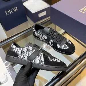 Classic Comfortable Low-Top Casual Sneakers image 1