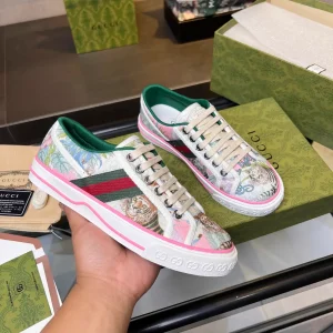 Gucci Low-Top Casual Sneakers with Tiger Print image 1