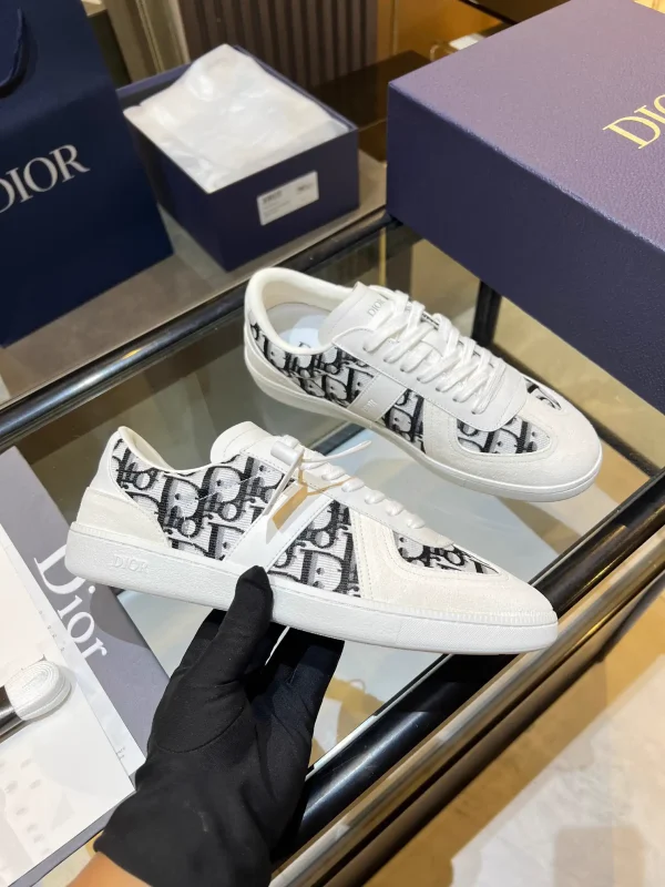 Classic Comfortable Cowhide Low-Top Sneakers image 1