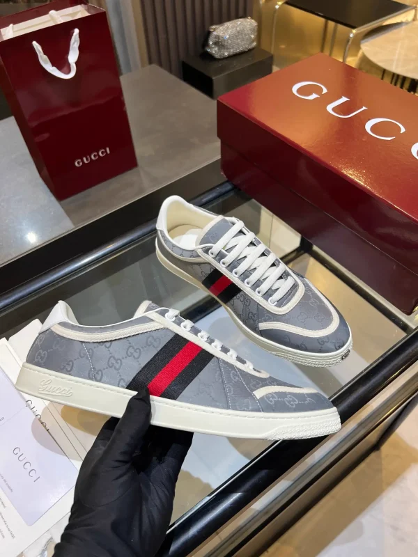 Men's Low-Top Casual Sneakers image 1