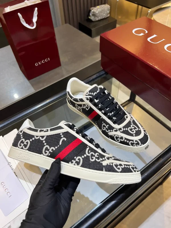 Men's Low-Top Casual Sneakers image 1
