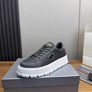 Men's Leather and Mesh Stitching Casual Shoes image 1