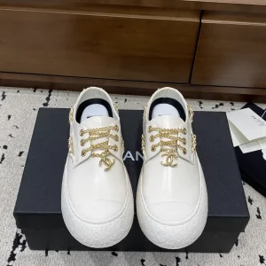 White Leather Chain Decor Round Toe Casual Shoes image 1