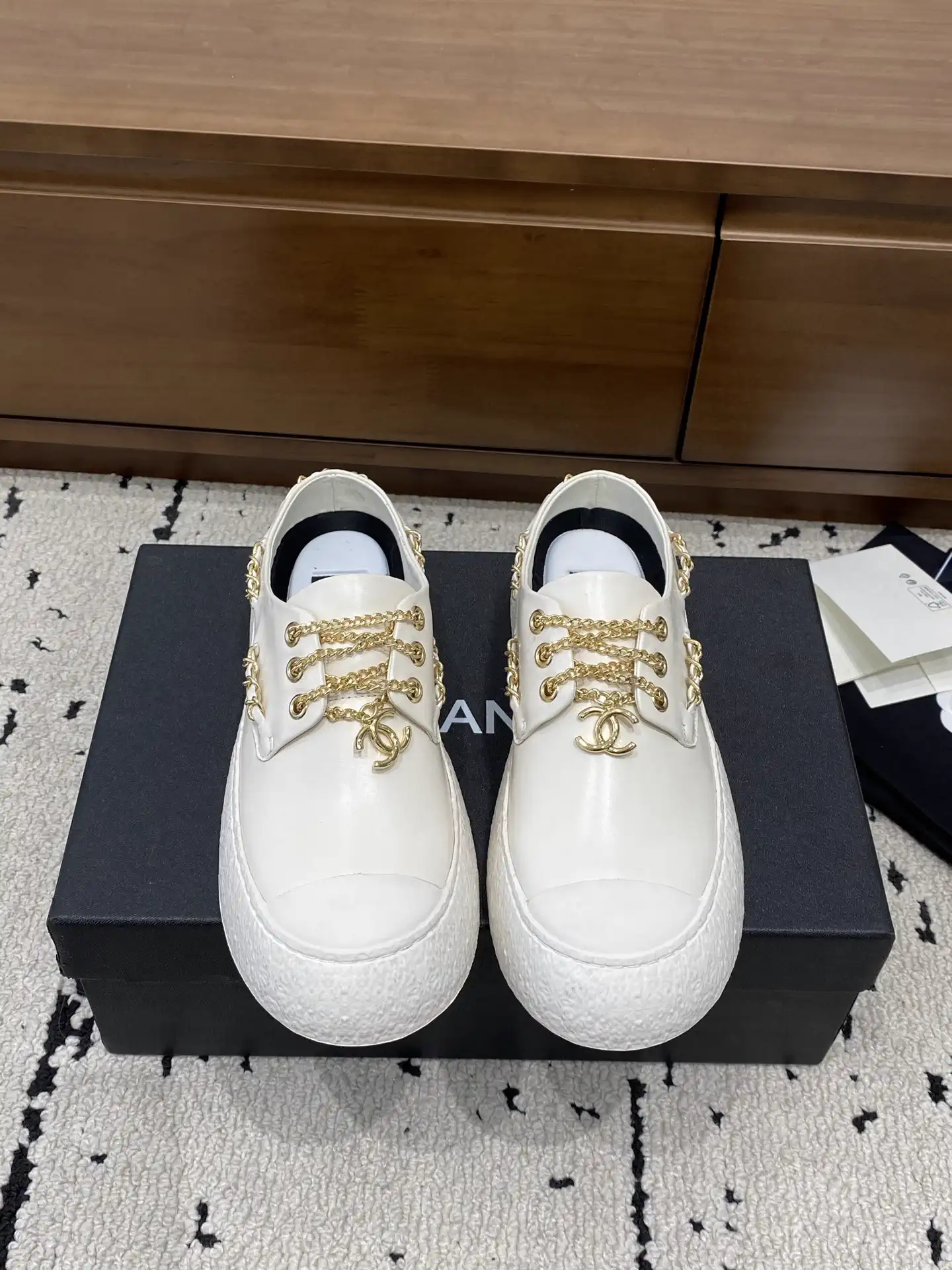 White Leather Chain Decor Round Toe Casual Shoes image 1