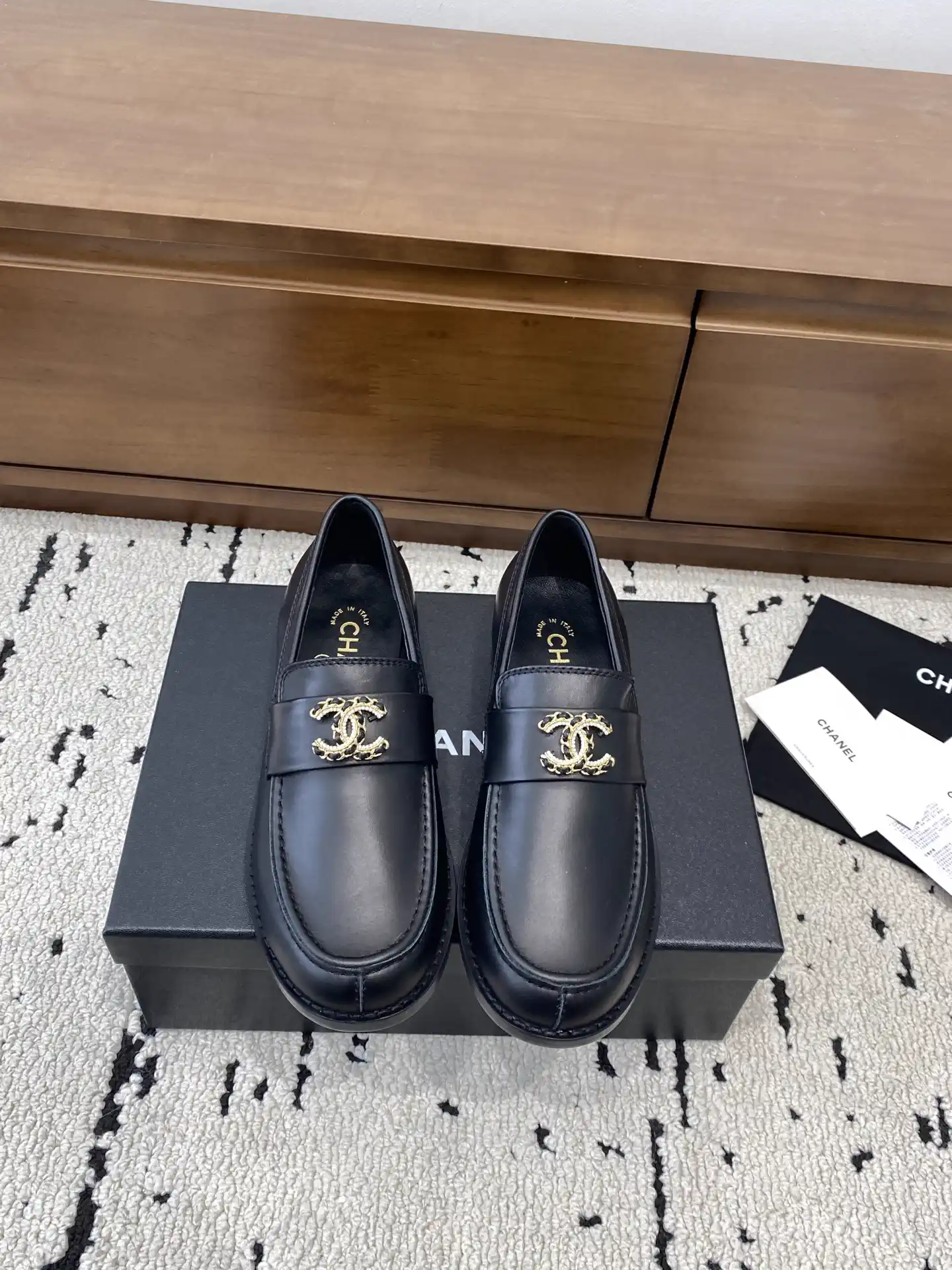 Women's Retro Round Toe Leather Loafers image 1