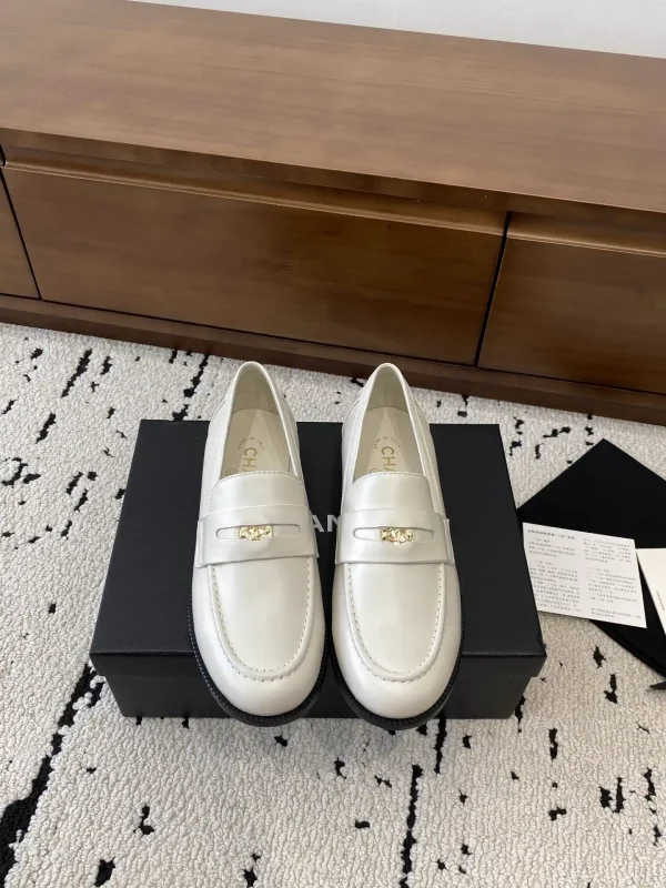 Women's Retro Round Toe Leather Loafers image 1