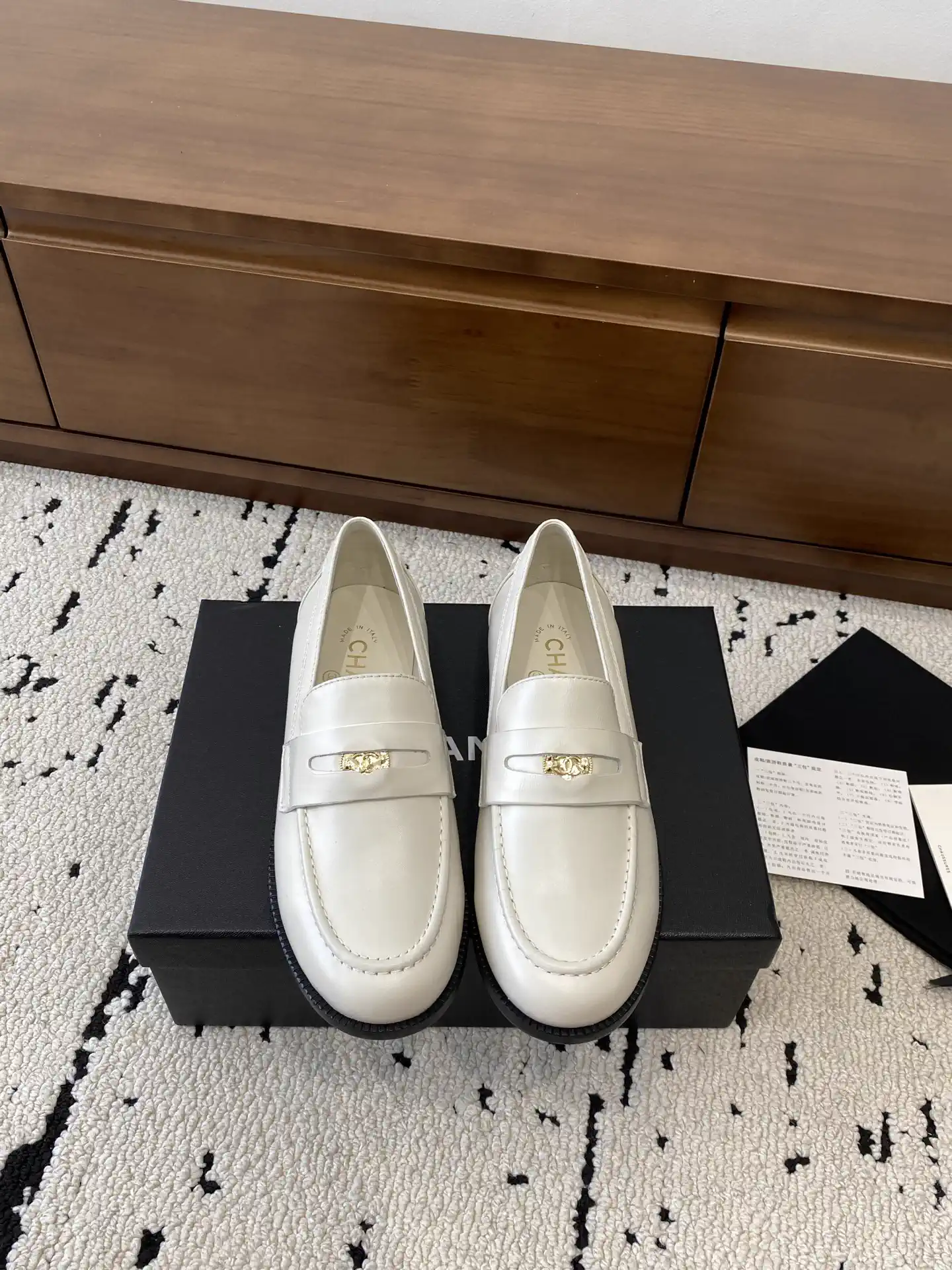 Women's Retro Round Toe Leather Loafers image 1