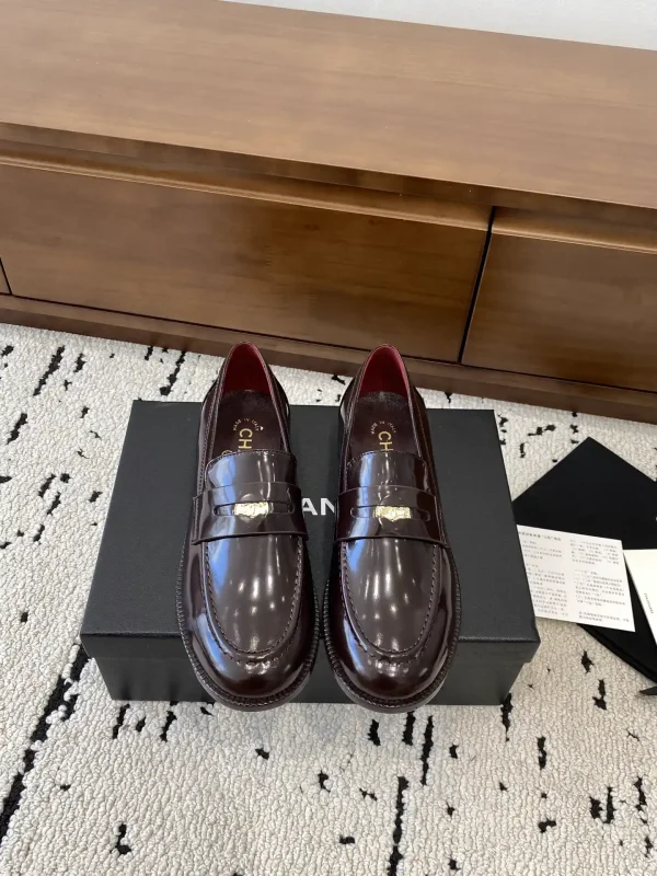 Women's Retro Round Toe Leather Loafers image 1
