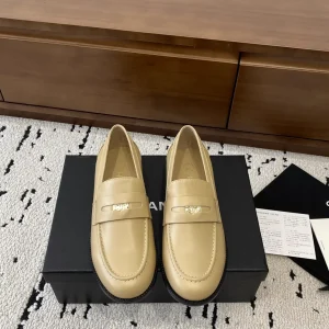 Women's Retro Round Toe Leather Loafers image 1