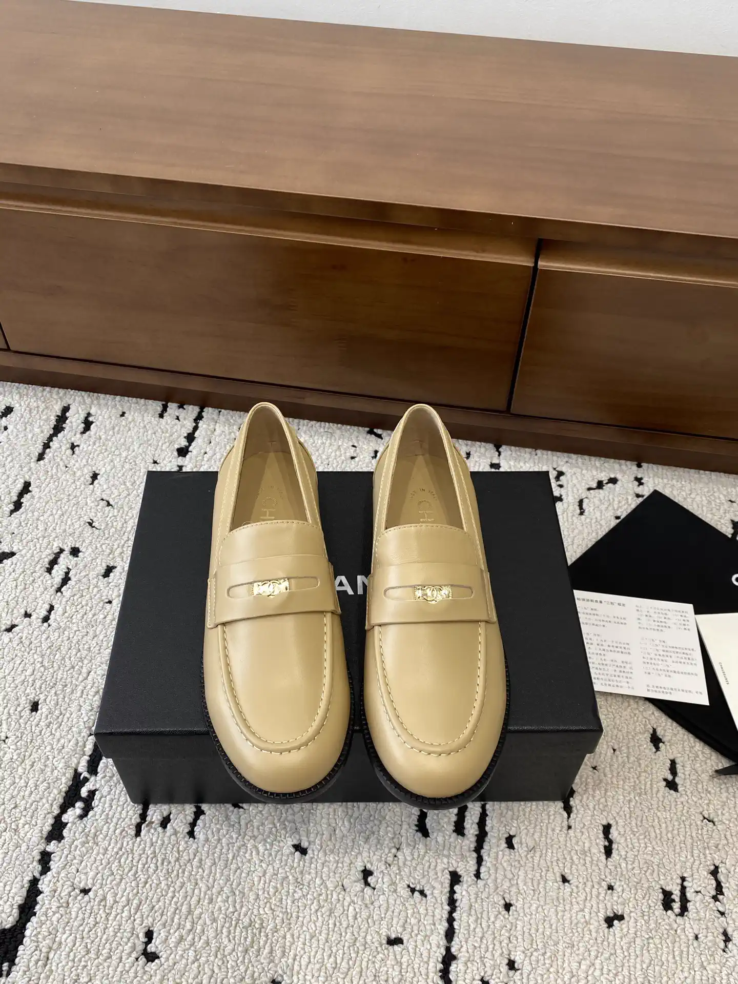Women's Retro Round Toe Leather Loafers image 1