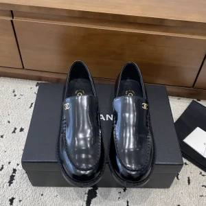 Women's Retro Round Toe Leather Loafers image 1