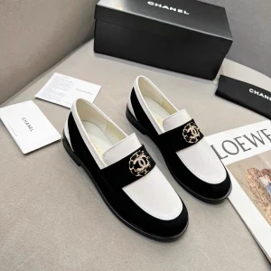 Two-Tone Patent Leather Loafers with Decorative Buckle image 1