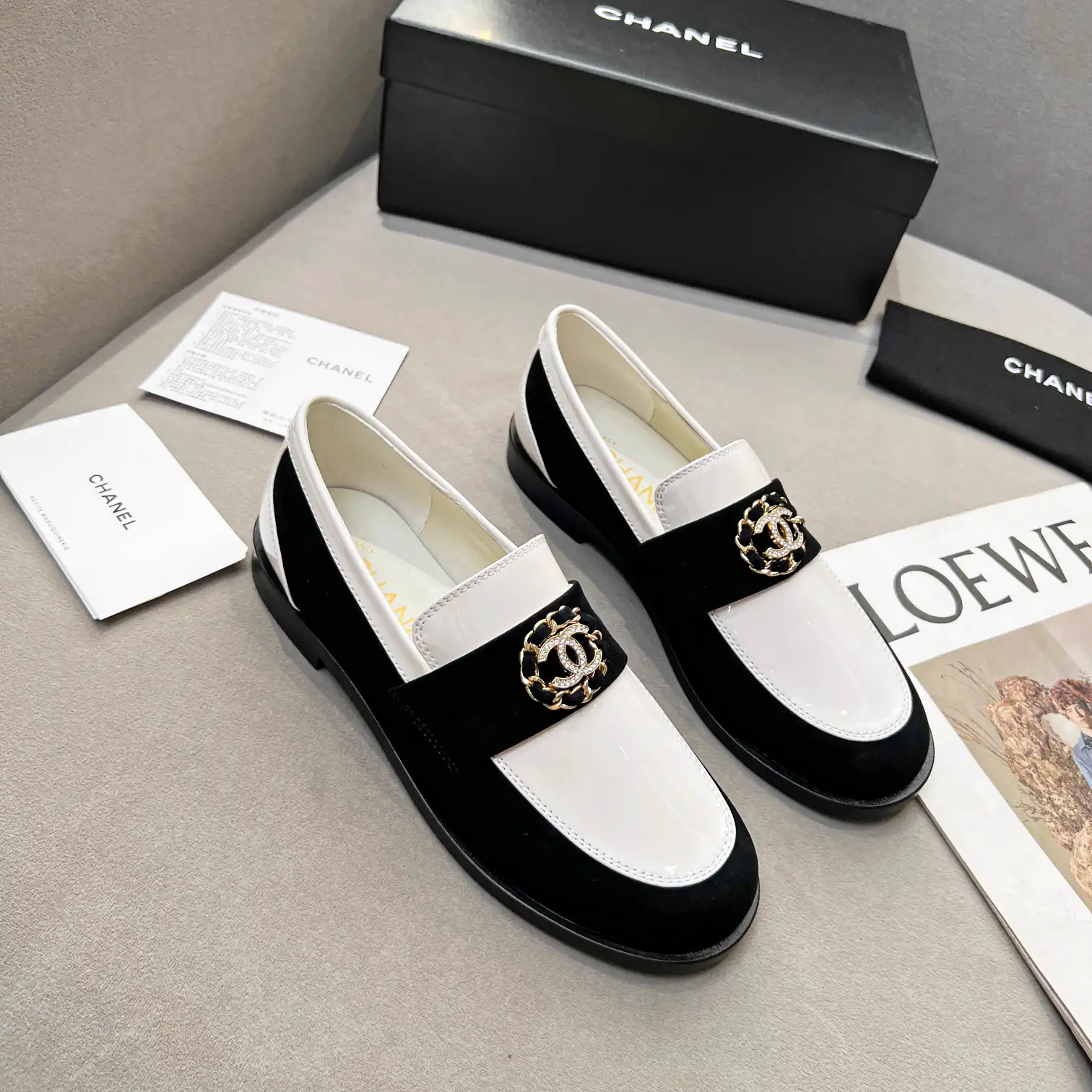 Two-Tone Patent Leather Loafers with Decorative Buckle image 1