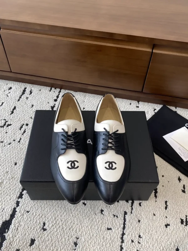 Pointed Toe Flat Lace-Up Shoes image 1