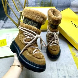 FENDI Round Toe Apres-Ski Boots image 1