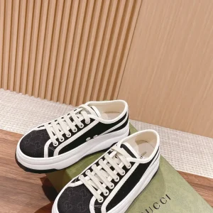 Women's Low-Top Platform Casual Sneakers image 1