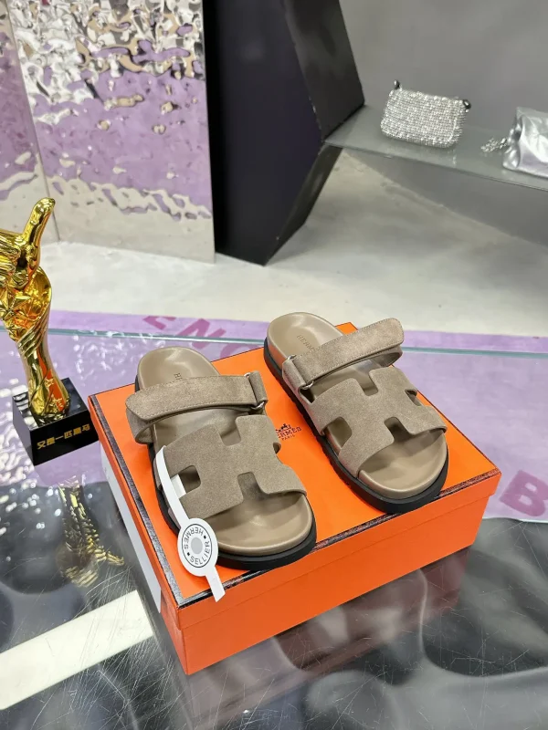HERMES 2025 Spring/Summer Unisex Cowhide Wood Sole Slippers image 1
