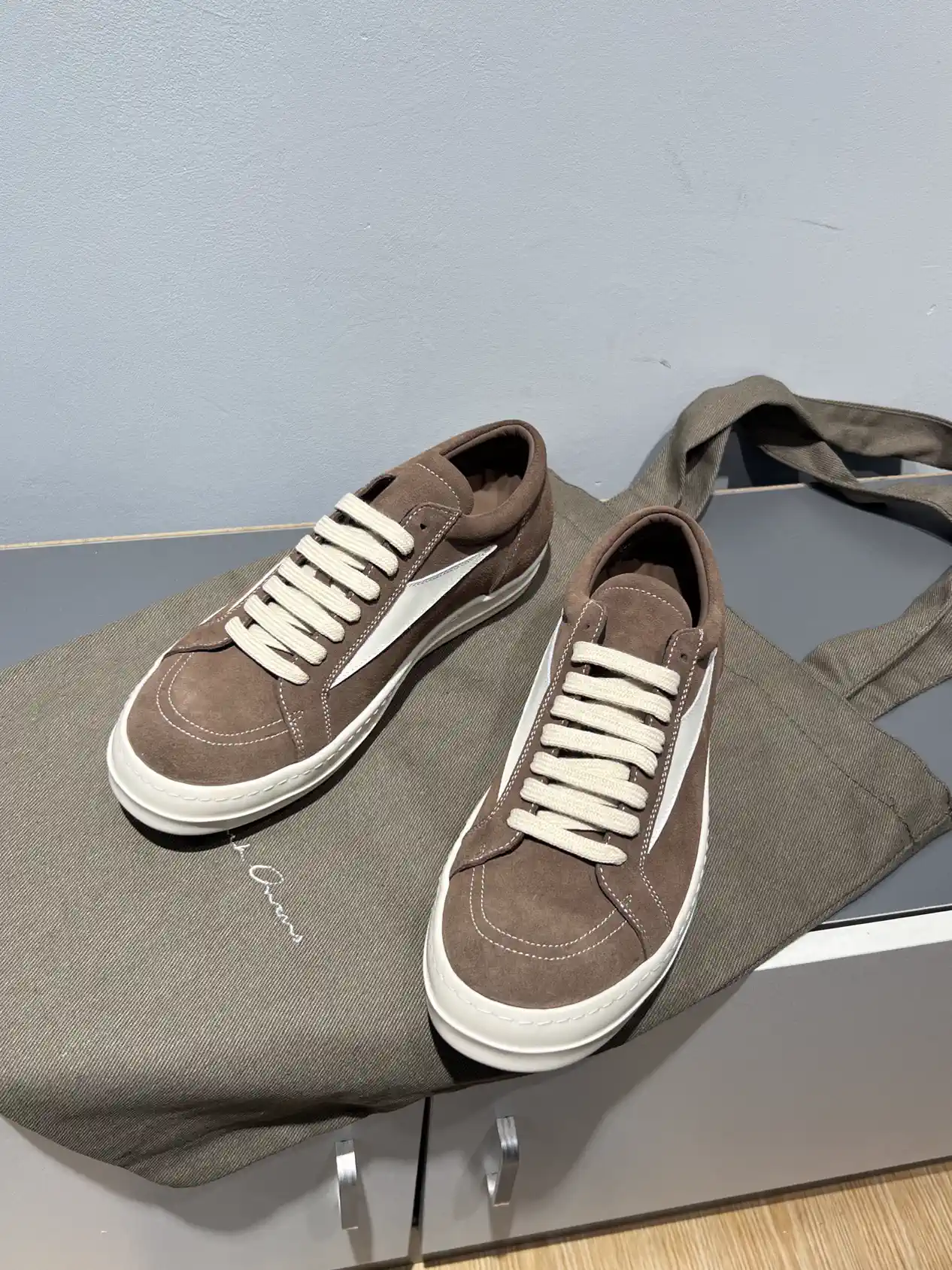 LUXOR Retro Dark Style Casual Low-Top Sneakers image 1