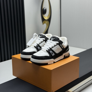 LV Louis Vuitton Classic Runway New Style image 1
