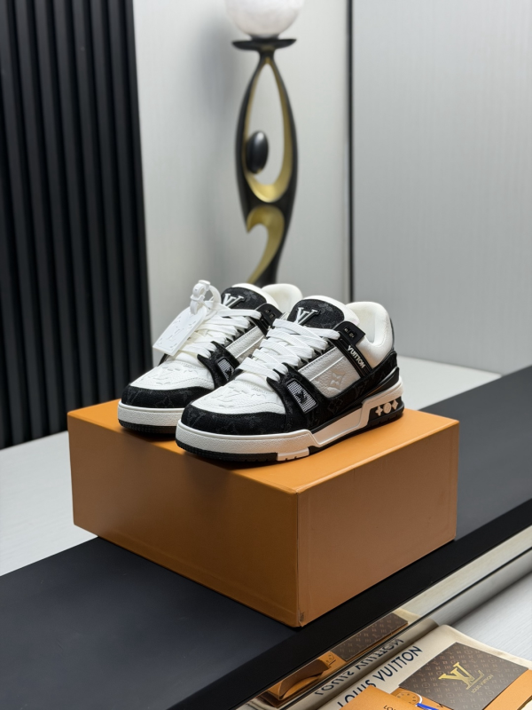 LV Louis Vuitton Classic Runway New Style image 1