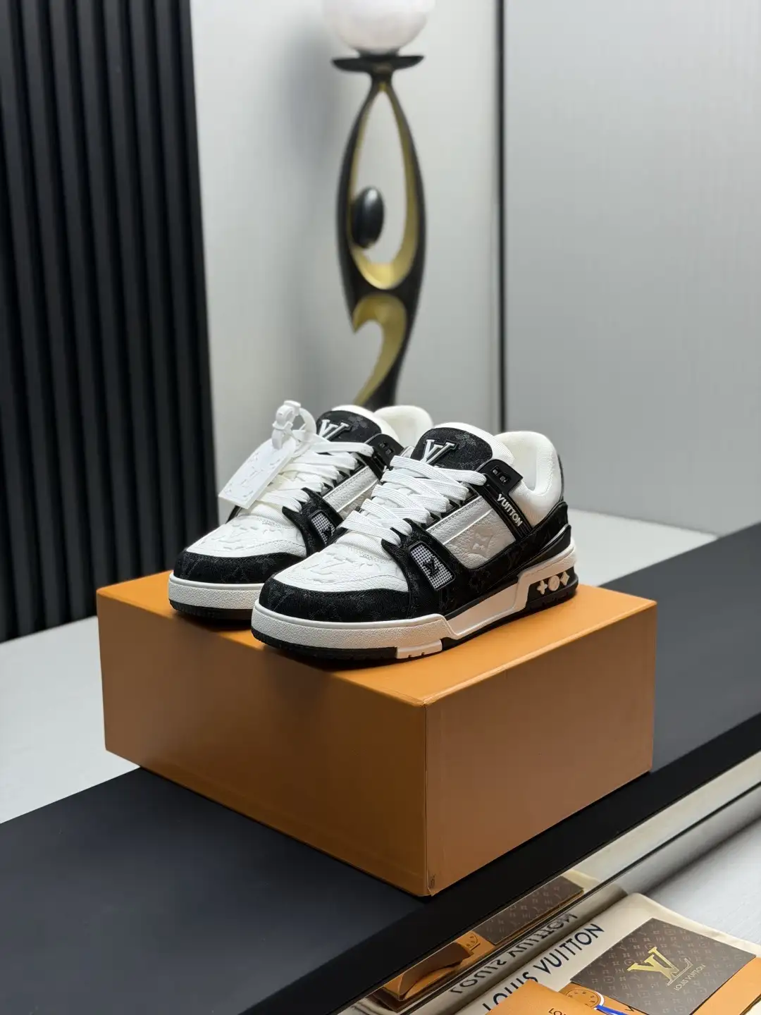 LV Louis Vuitton Classic Runway New Style image 1