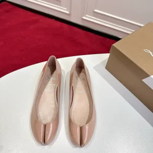 Tabi Split Toe Patent Leather Flat Shoes image 1