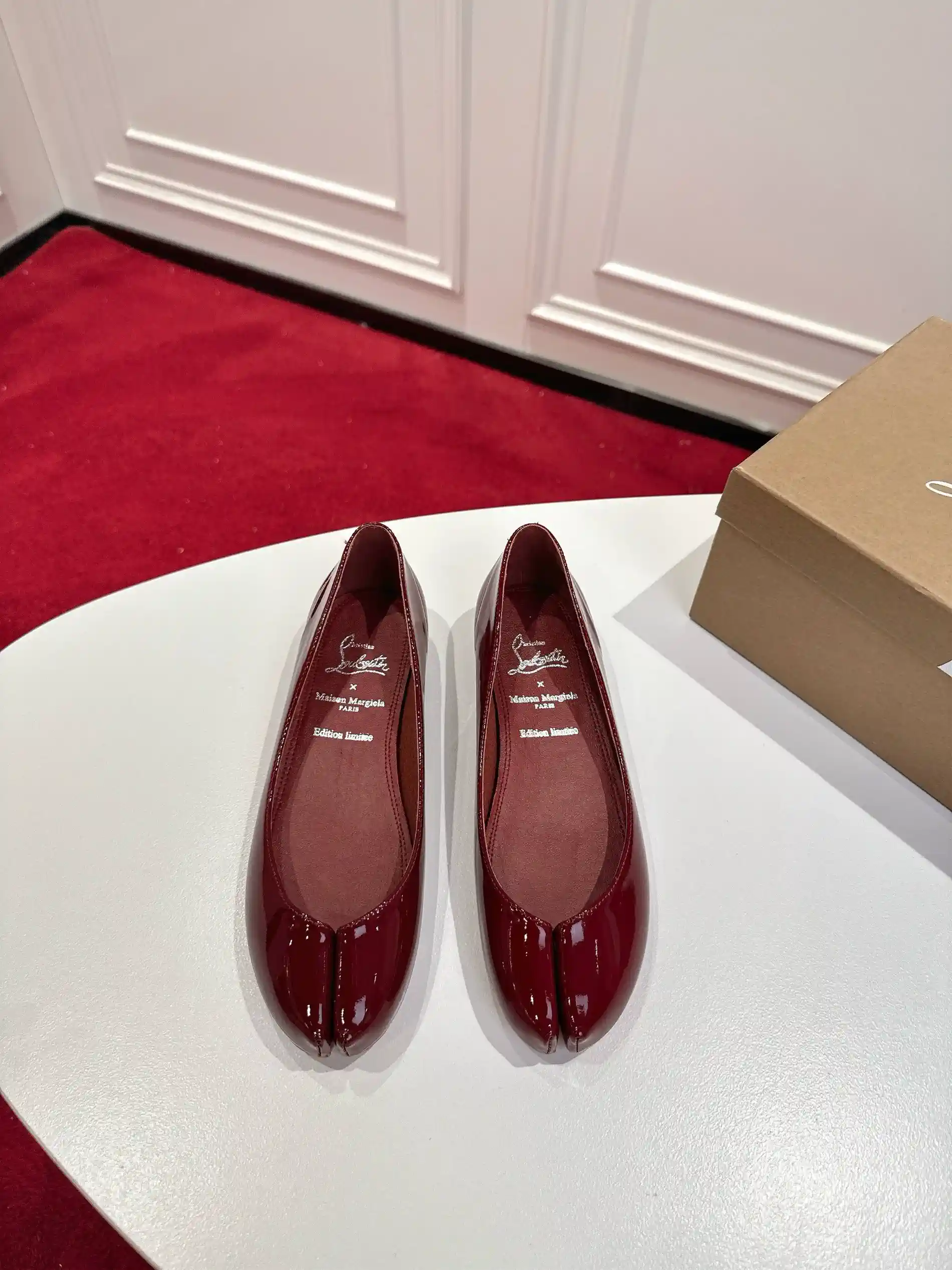 Tabi Split Toe Patent Leather Flat Shoes image 1