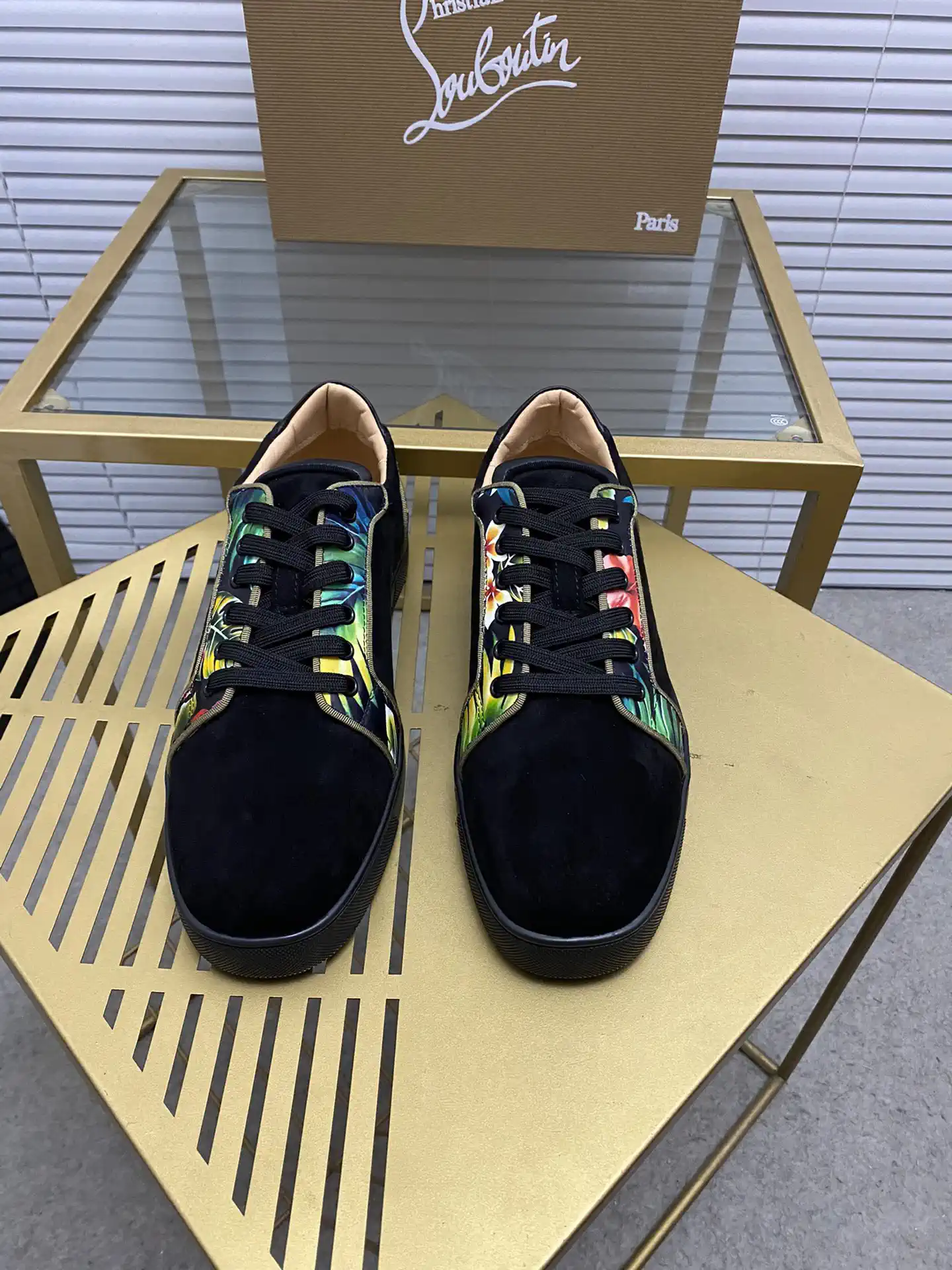 Unisex Casual Skate Shoes with Tropical Print Accents image 1