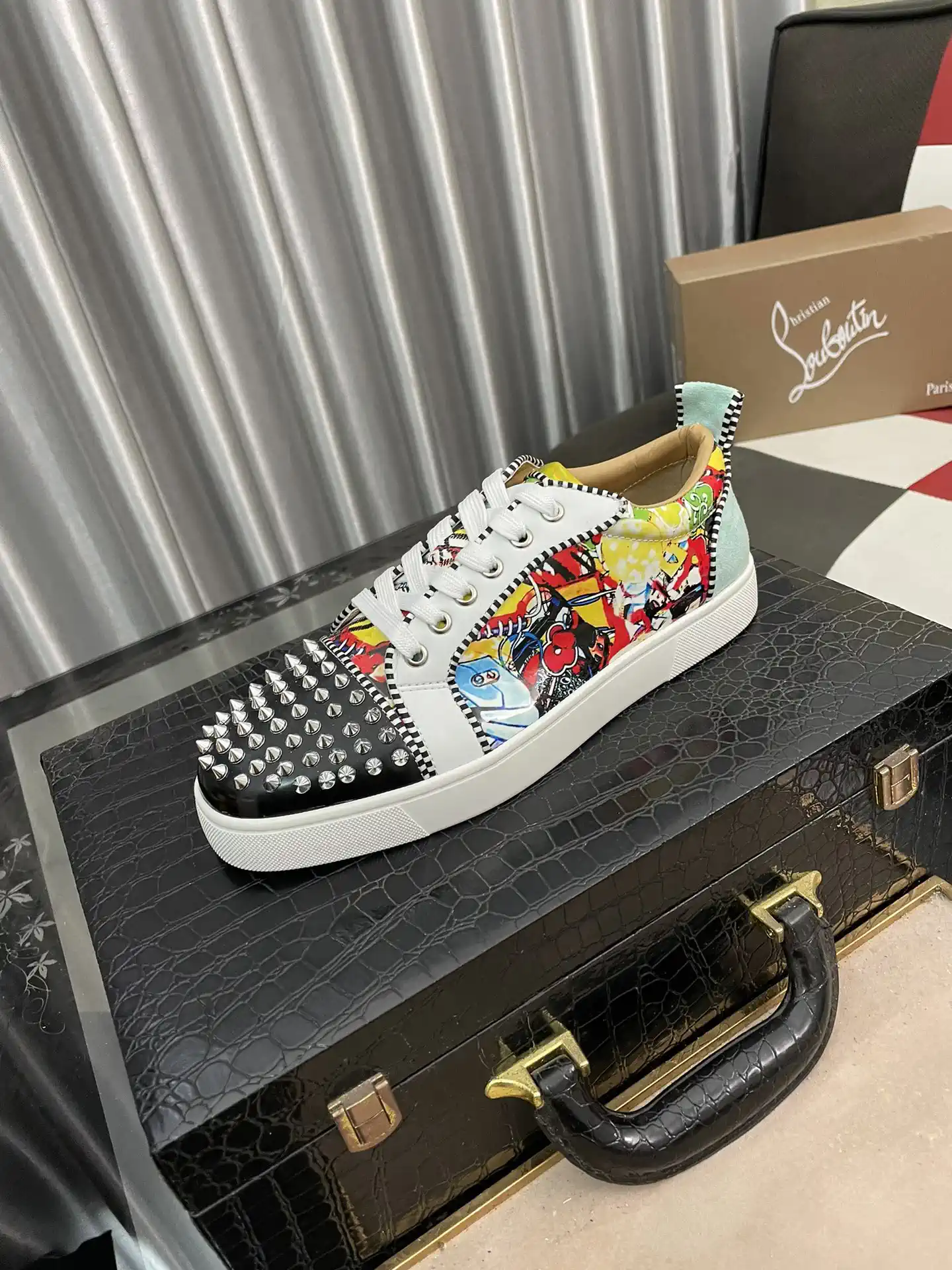 Men's Casual Spike Sneakers with Graffiti Print image 1