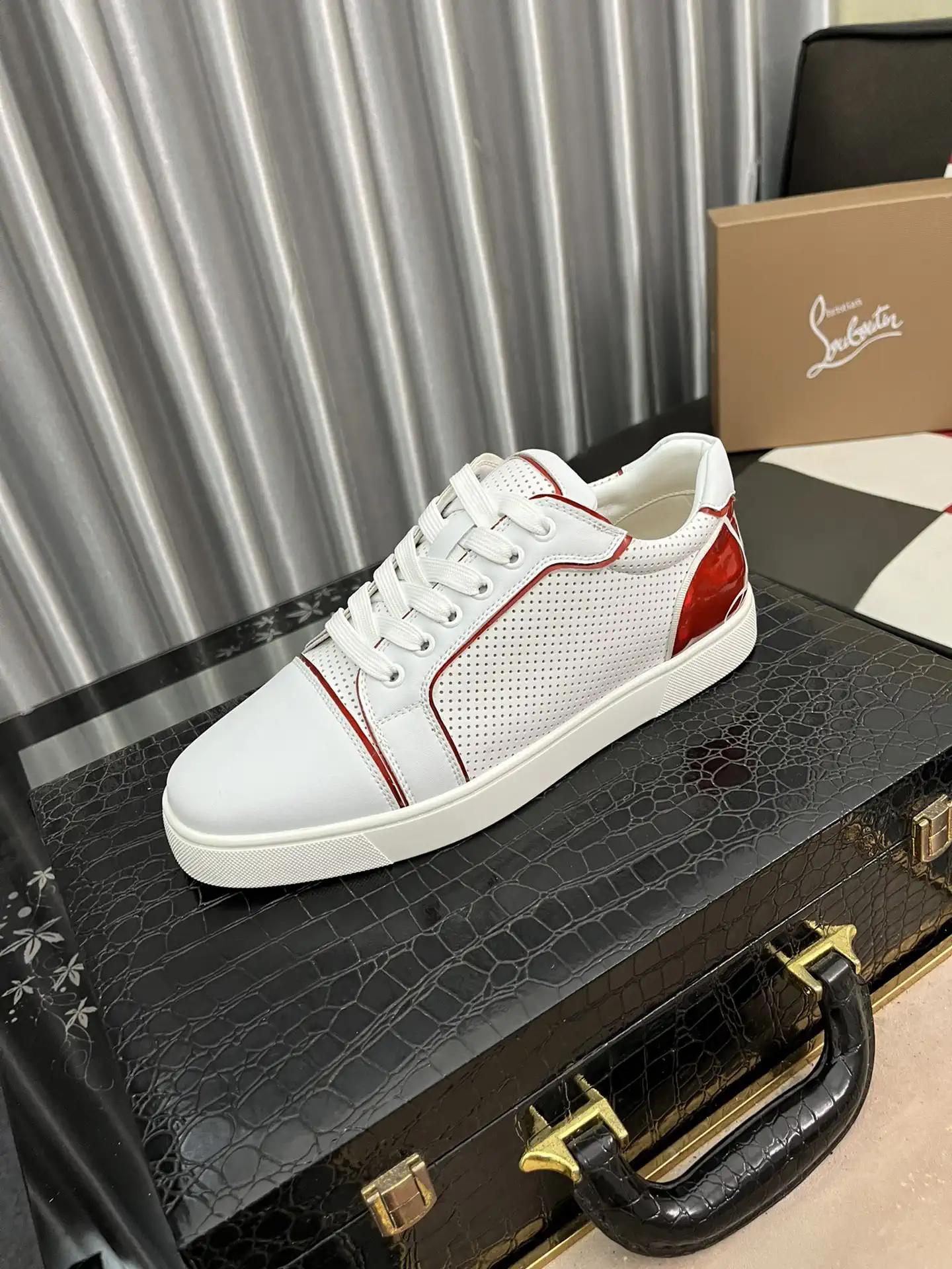 Men's Casual Low-Top Sneakers with Red Accents image 1
