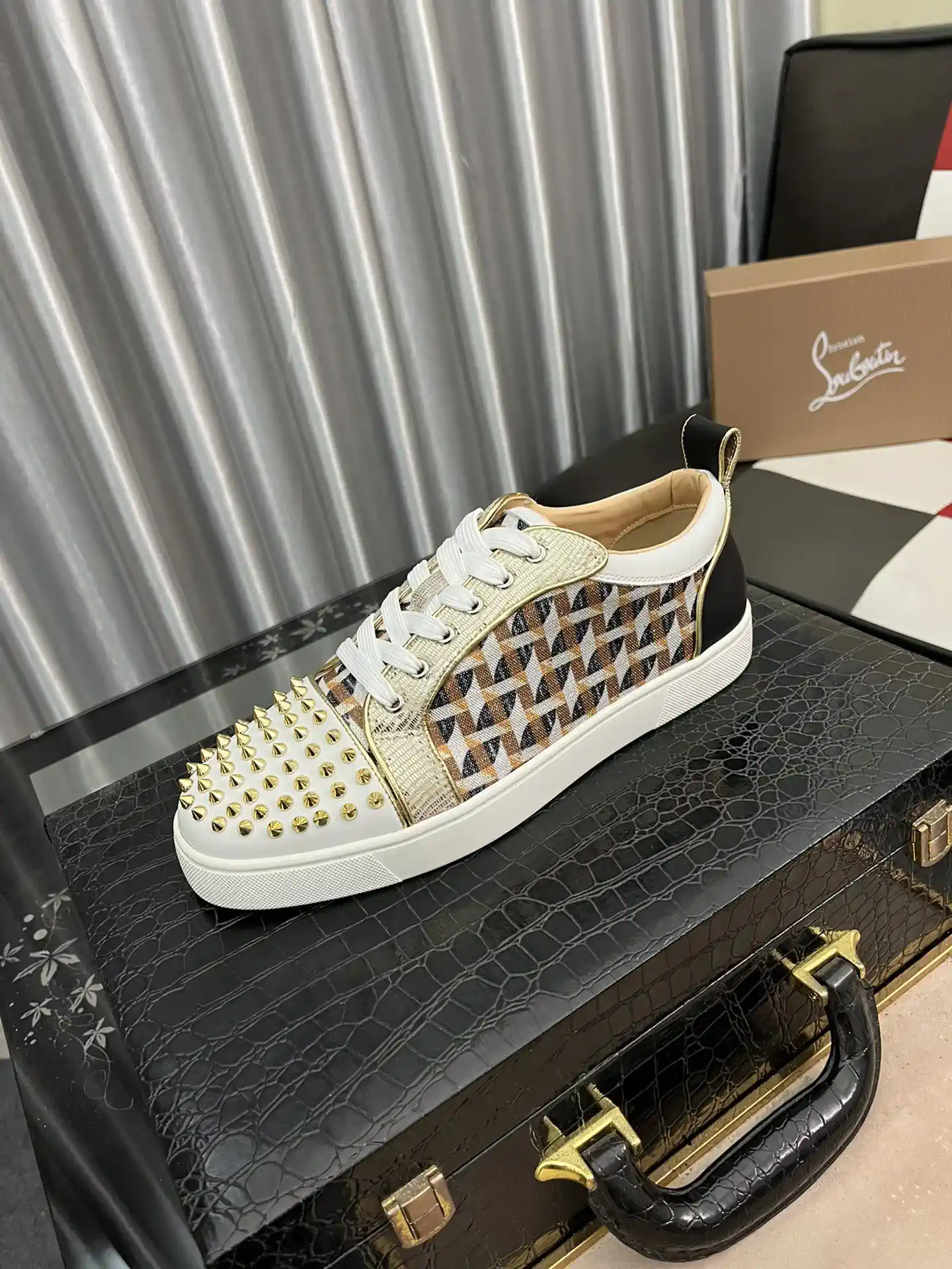 Spiked Toe Geometric Pattern Casual Sneakers image 1